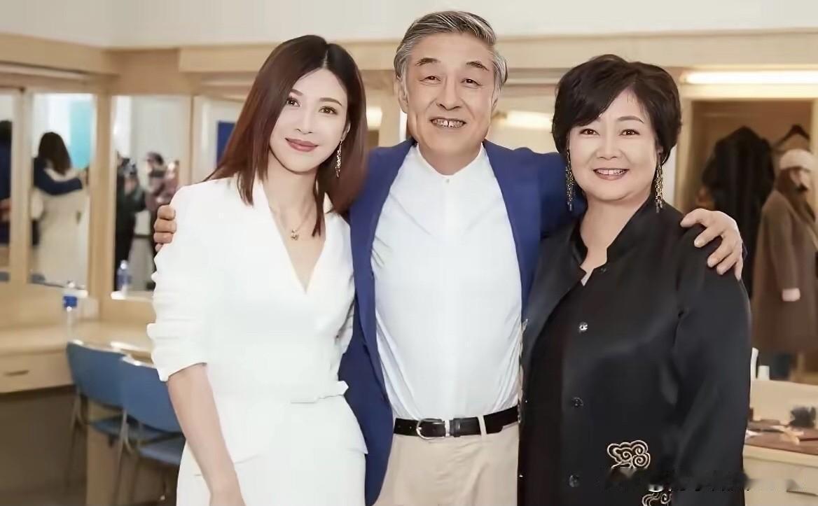 三位明星的同框合影，中间的是老戏骨李建义，他的配音很完美，早年的电视剧《三国演义