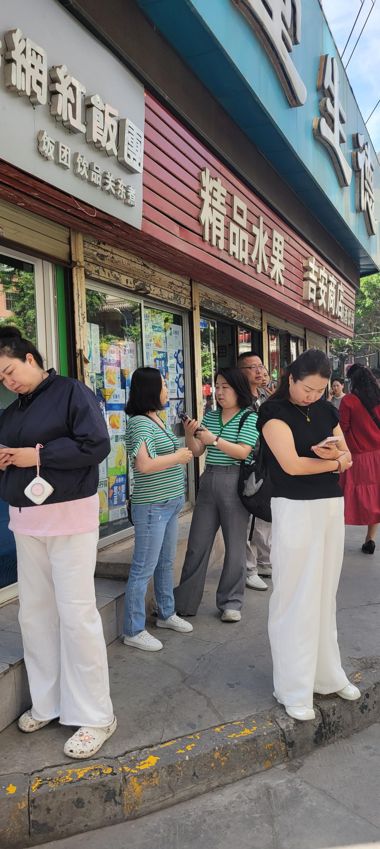 今天是高考第二天，10:10分经过兰州市城关区甘南路时，特意拐进了兰州一中考点。