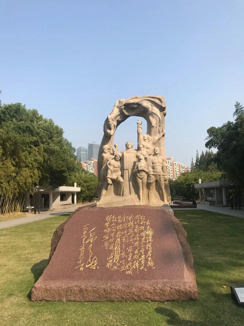 清明遐思  

风
托起纸鸢直上云霄，
向天告慰，山河已换面貌。
英灵热血，化作