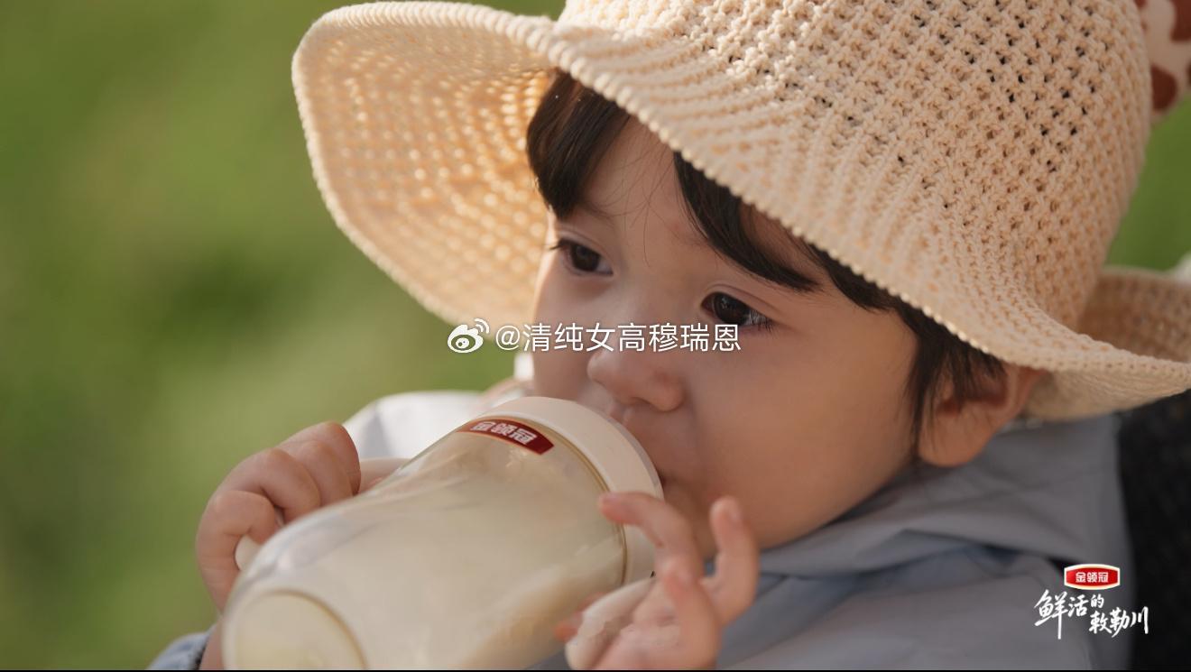 鲜活的敕勒川最近真的被陈伟霆狠狠拿捏！平时又酷又飒气场拉满，一碰到小朋友直接温柔