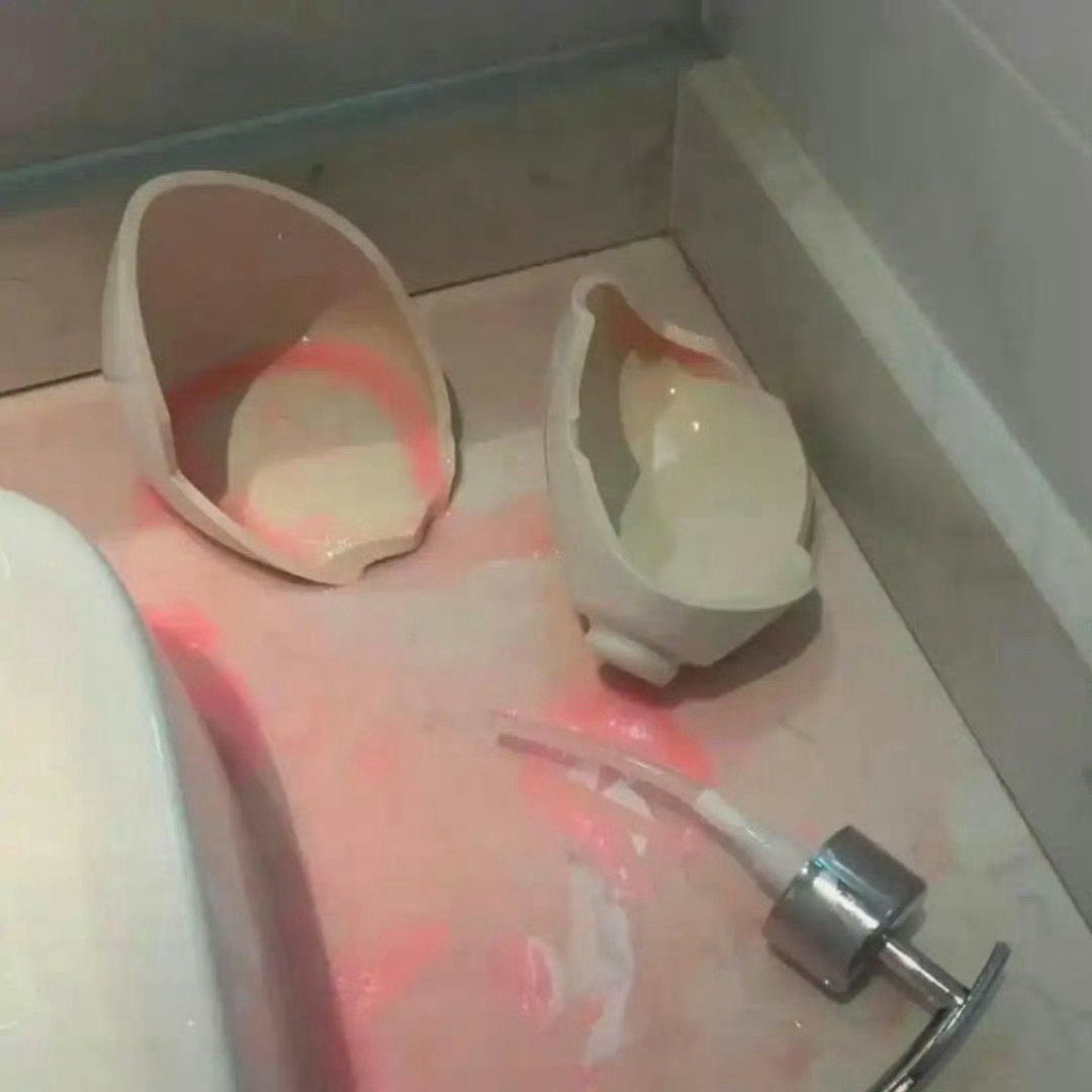 酒店打碎了一个洗手液壶，酒店让我赔 50，我准备去网上花 20 多买一个同款给酒