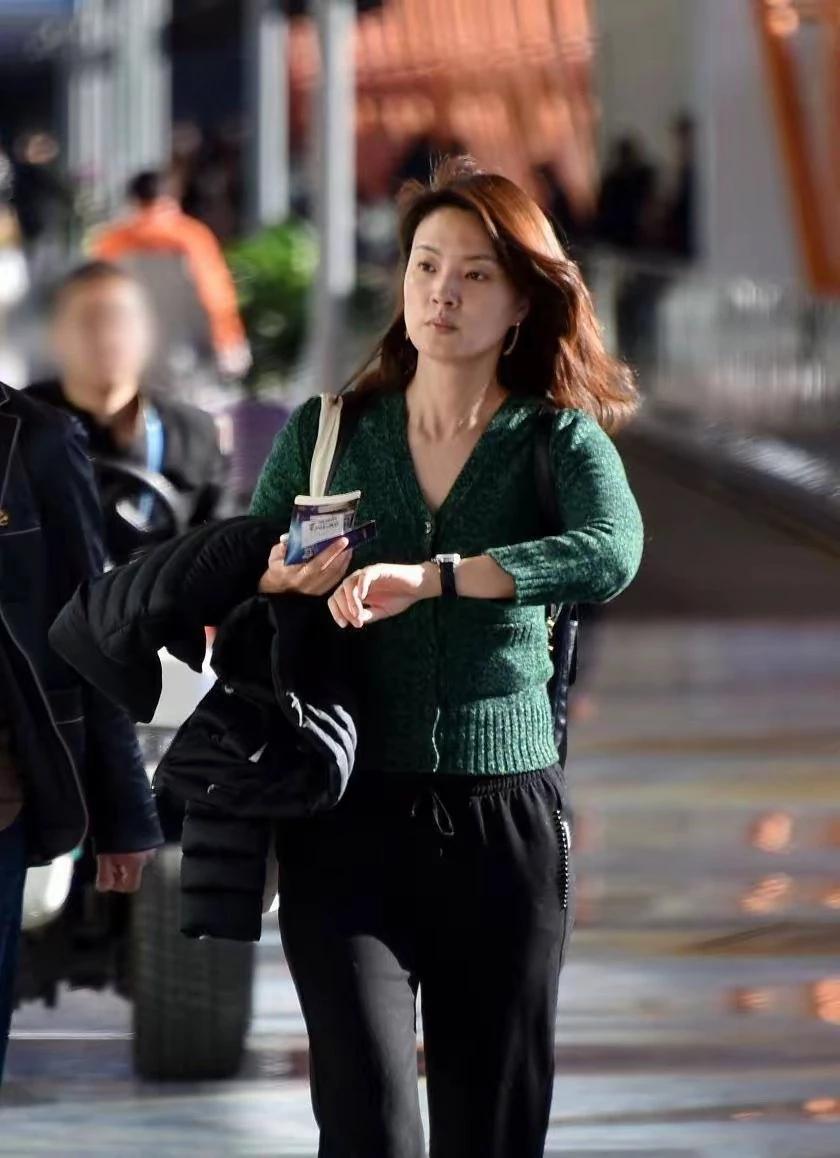在央视火了二十年，大家都说她是“最美主持人”。每次出现，都美得让人惊叹，老天爷真