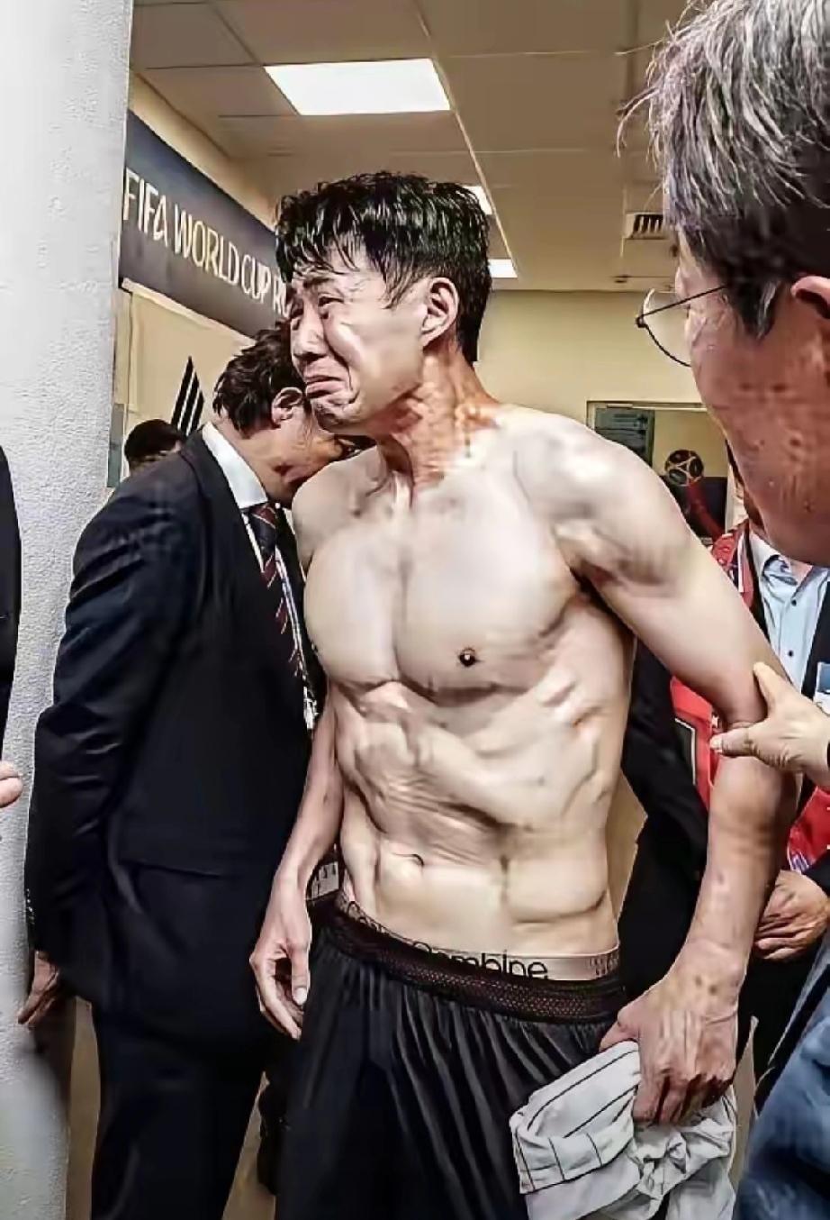 原来网友真没说错！
韩国队这趟回国，跟被开除国籍差不多了。
你就想吧，堂堂一个国