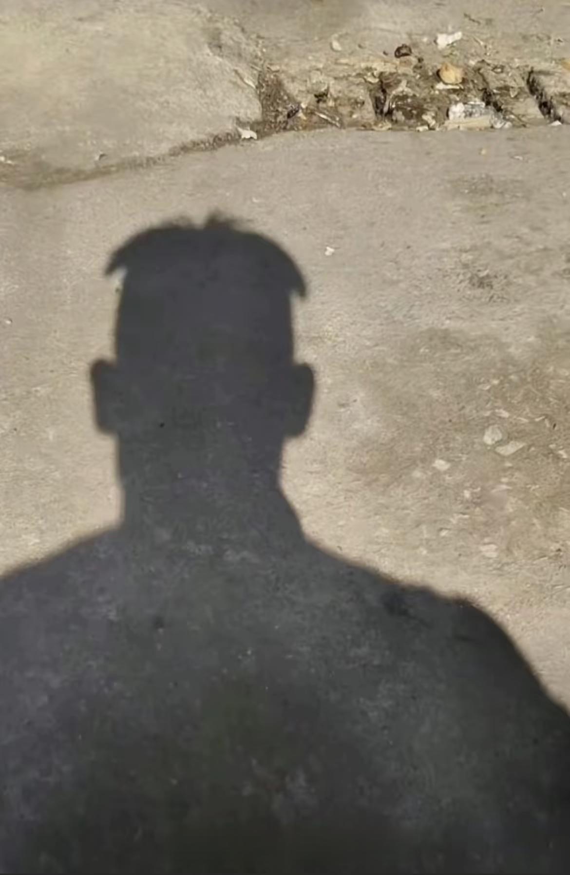 找设计总监剪了个新发型，剪完后没脸见人了！你们自己想去吧！