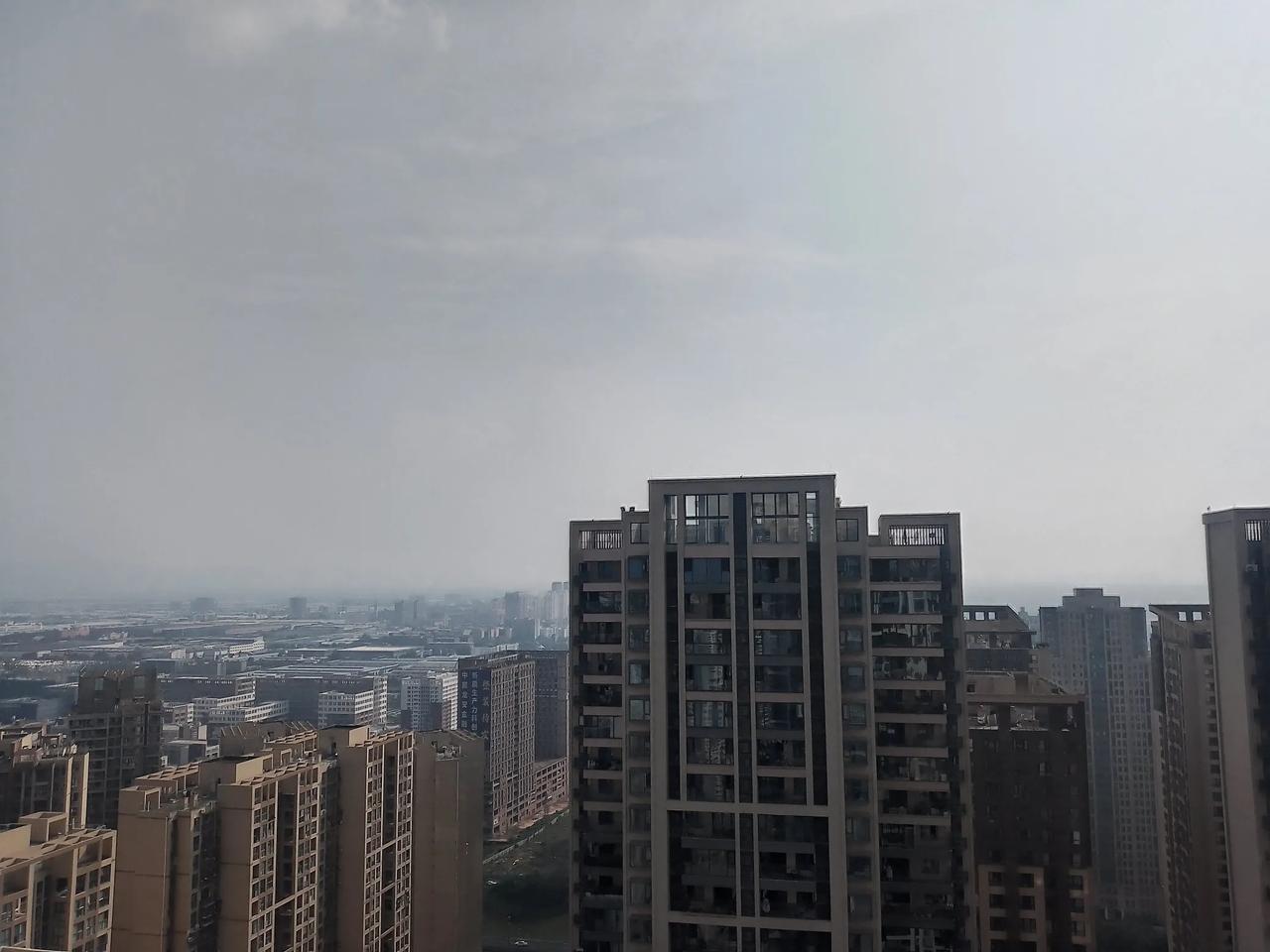 天气预报这个玩笑可开大了！10月1日咋可能降雨降温？这不是一直在忽悠我们吗？
据