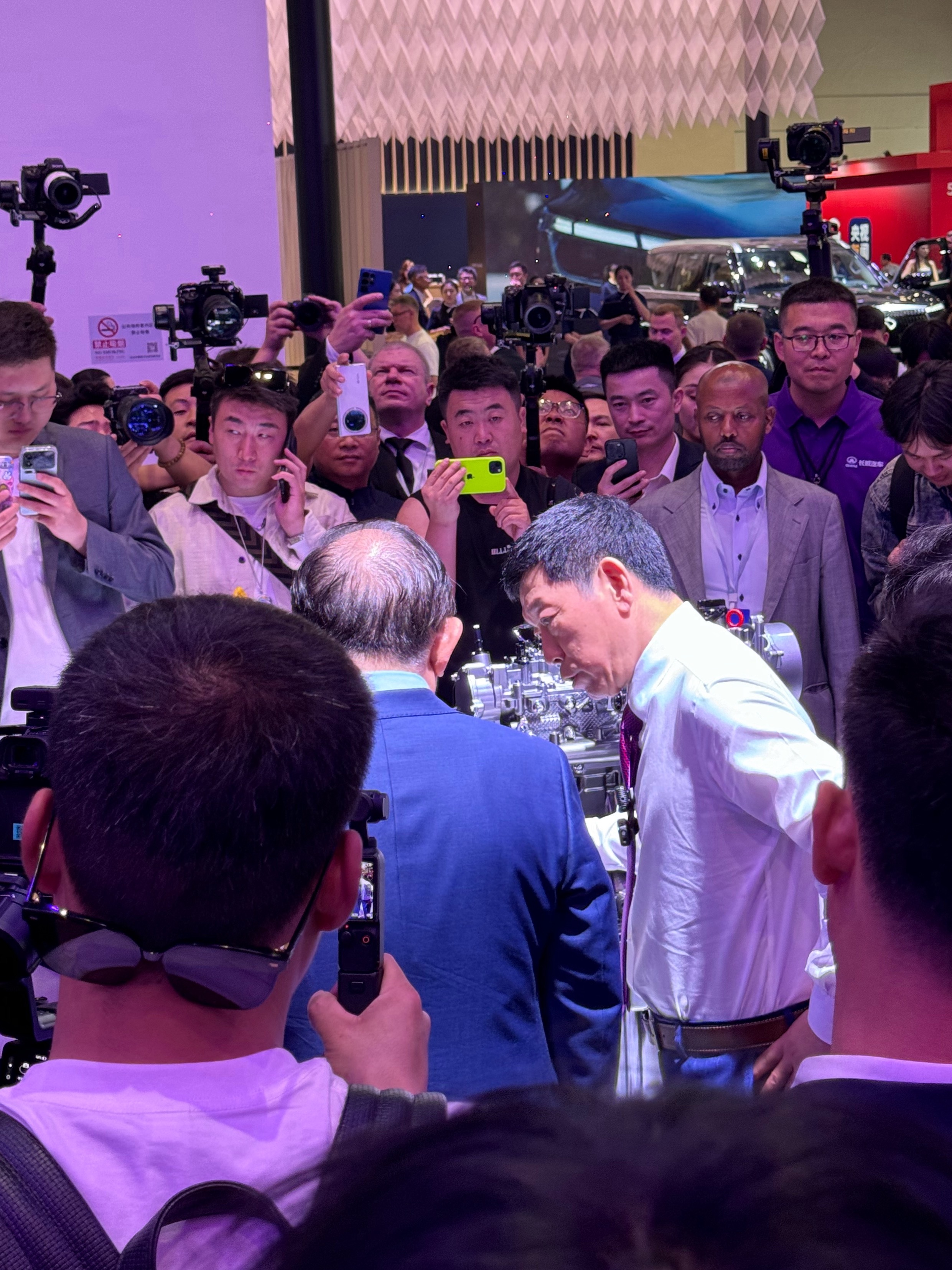 这次坦克展台童瑶也来了，说明这车也很适合女生开咱就是说又没赶上，但是碰到魏总了，