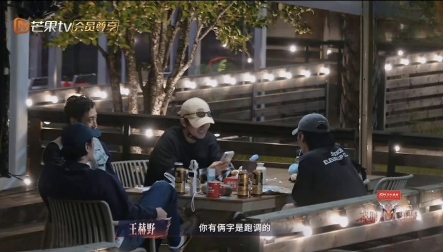 王赫野教曾辉温柔夹子音宿舍大师课开课啦，王赫野在线教曾辉温柔夹子音，兄弟俩舞台上