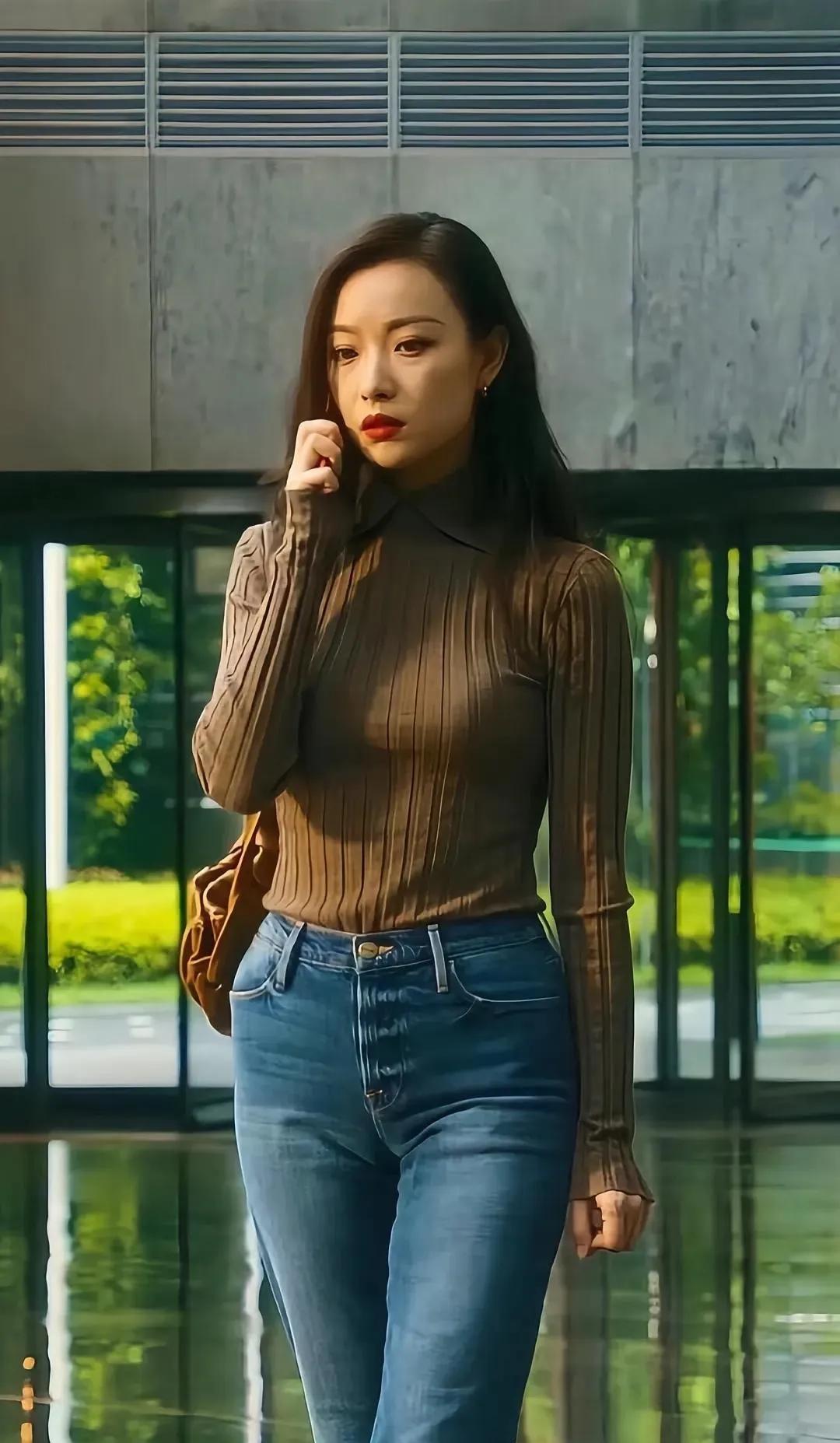 倪妮才是牛仔裤的神吧👖
 
棕色针织衫+蓝色牛仔裤，简单又高级，
把身材比例和