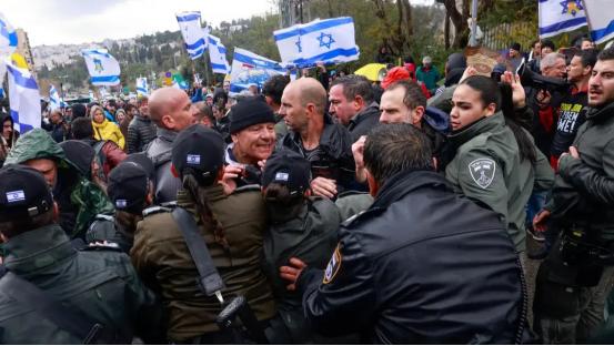 离谱到家了！同一个国家犯同样的致命袭击罪，犹太人能安然无恙，巴勒斯坦人却要被直接