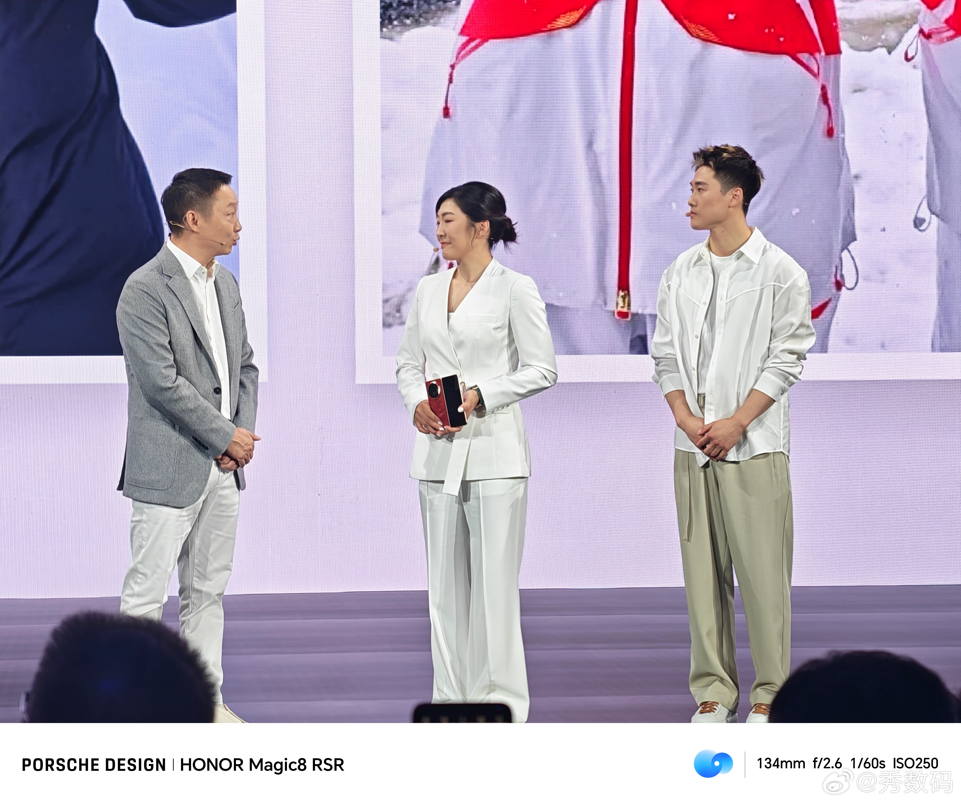 王心迪、徐梦桃滑雪冠军夫妇现身荣耀Magic V6发布会现场。 