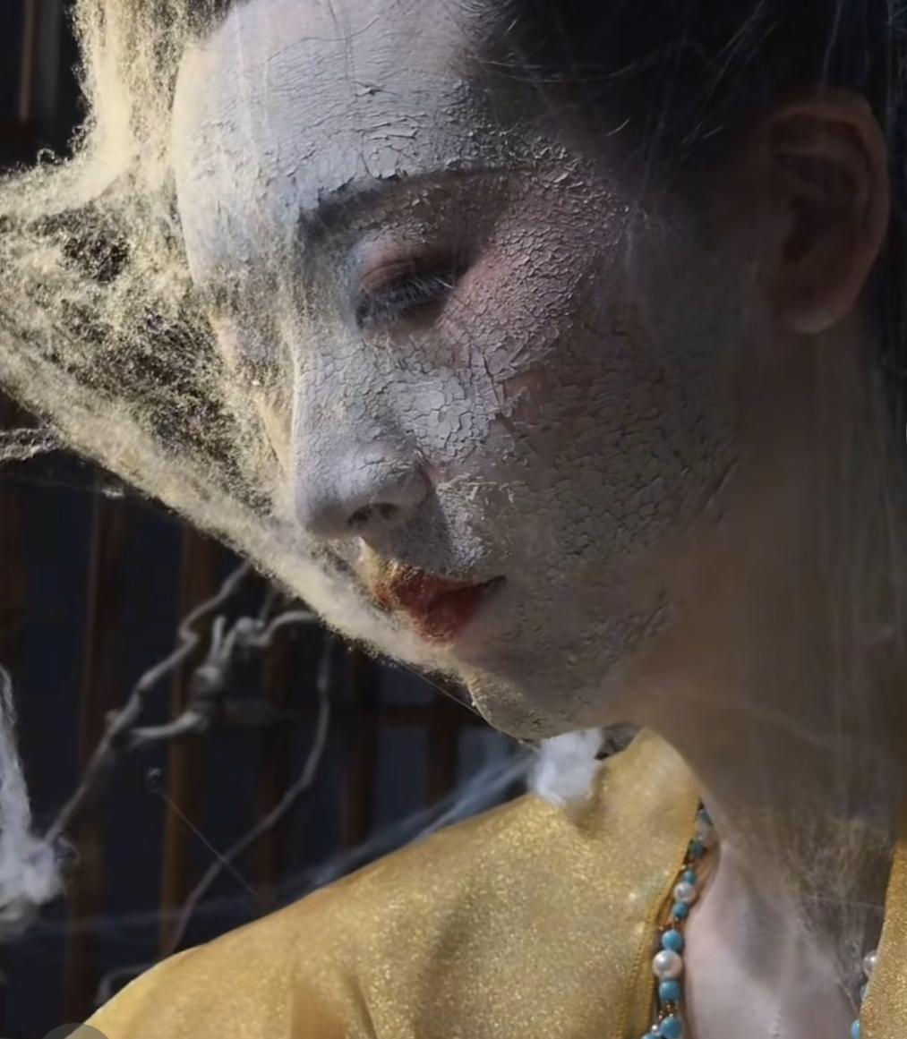 这叫卡粉？

这叫艺术！

看到网友这个图

开始还以为是破碎的陶瓷

原来是故