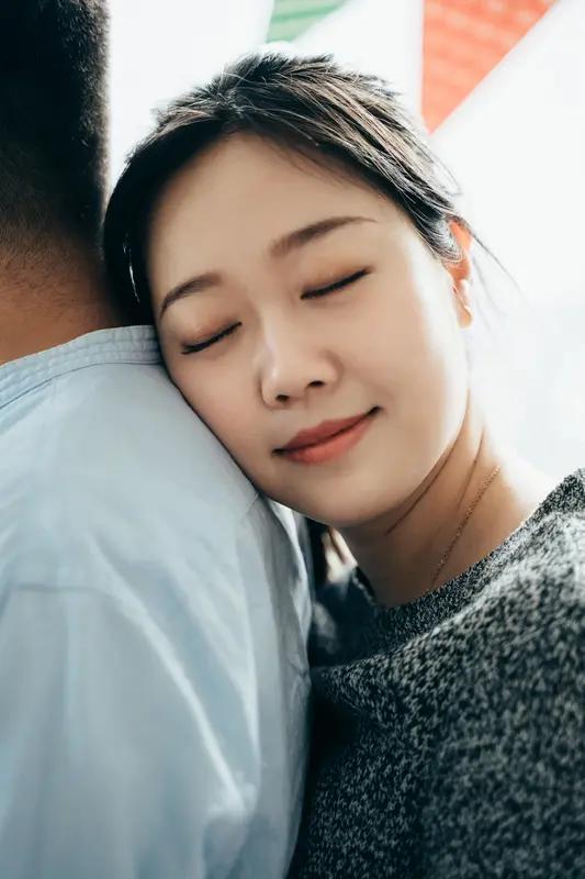 上联：拥你在怀，方知世间温柔皆是你
下联：吻你入骨，才懂余生欢喜全因卿
横批：没