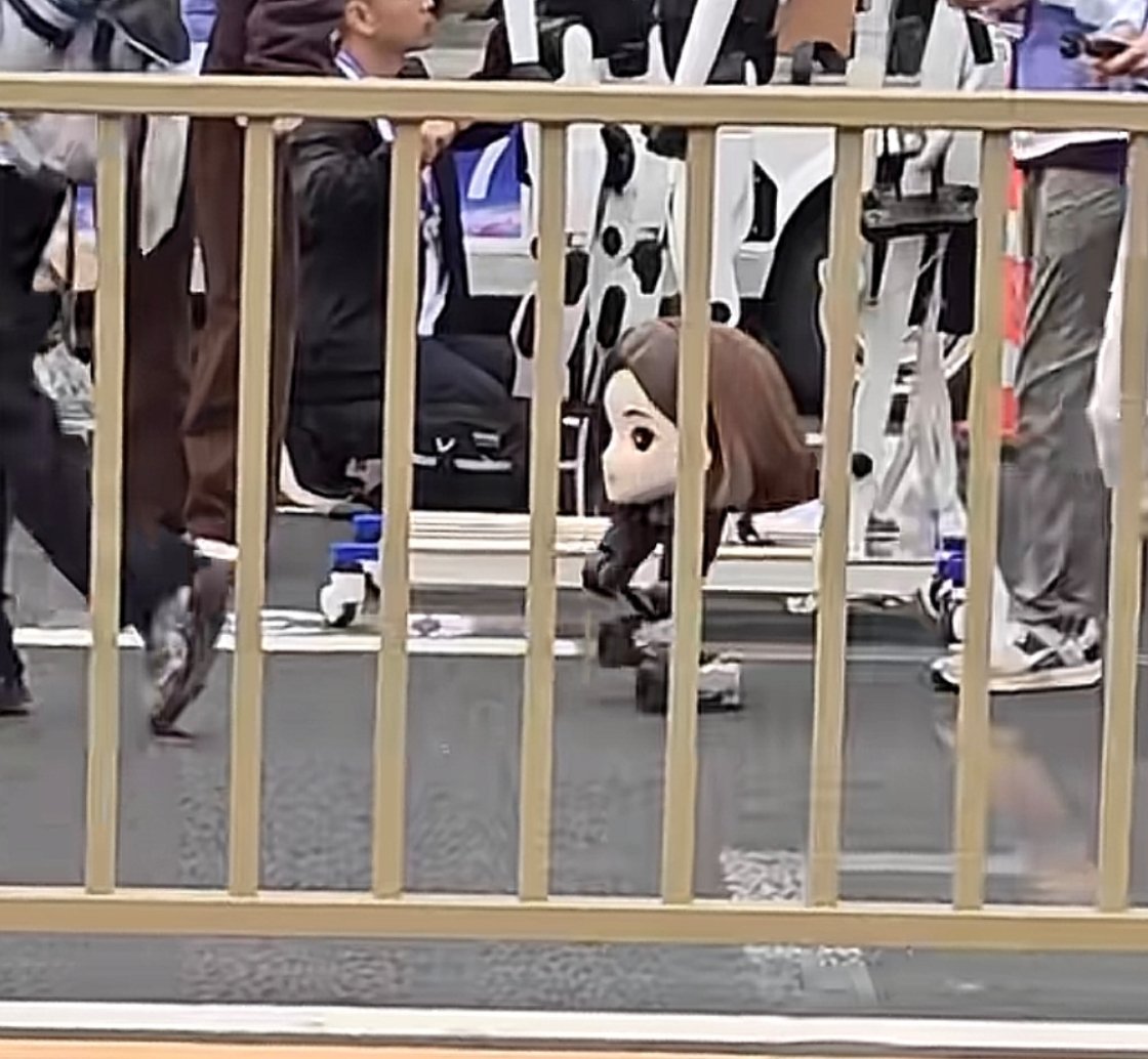 半马赛场机器人颜值大赏豆包，物理意义上的脖子以下全是腿，还有，豆包你怎么踩两订书