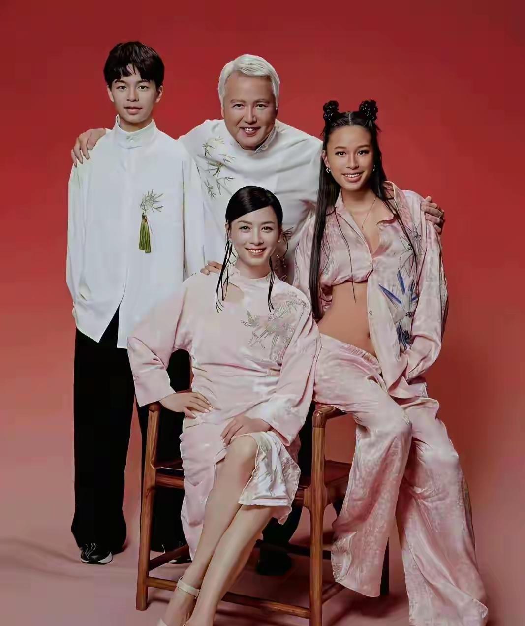 父母都漂亮长得帅的，[捂脸][捂脸]
孩子不好看的，是不是说明他们的父母是整过容