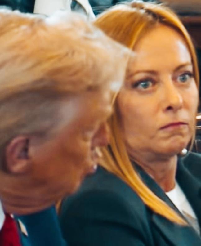 梅洛尼这表情和眼神是不是很特别啊？
梅洛尼这表情看上去像不像是在憋气呢？
特朗普