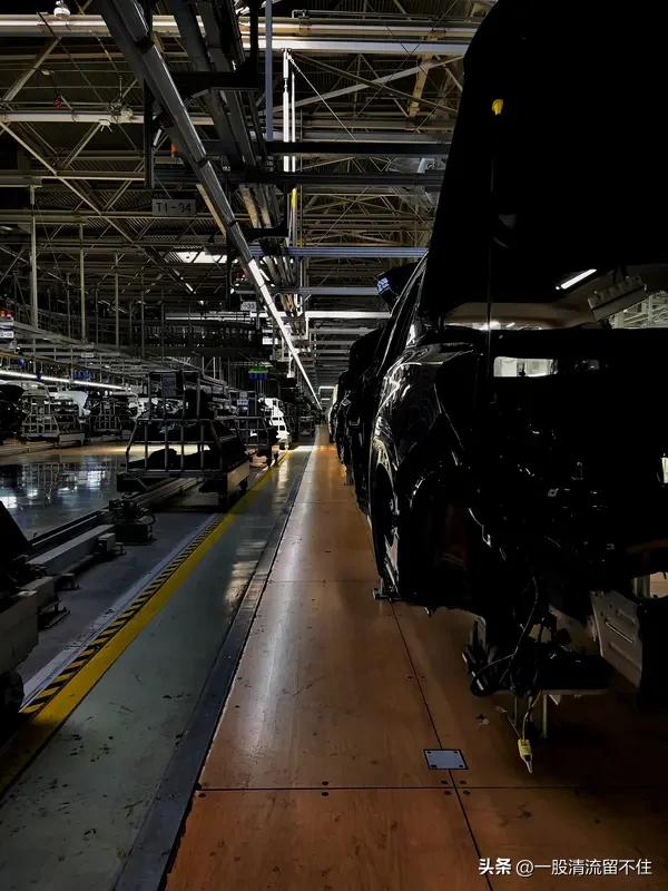 快消式造车对汽车行业来说是把双刃剑。一方面，它能激发市场活力，加速技术普及，让新