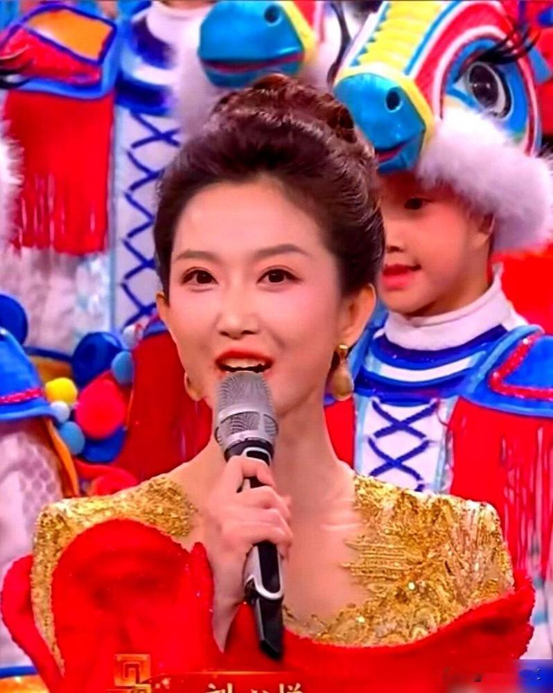 别再说读书没用了。一个36岁的地方台主持人，靠两首唐诗，只用3年就杀进了春晚主会