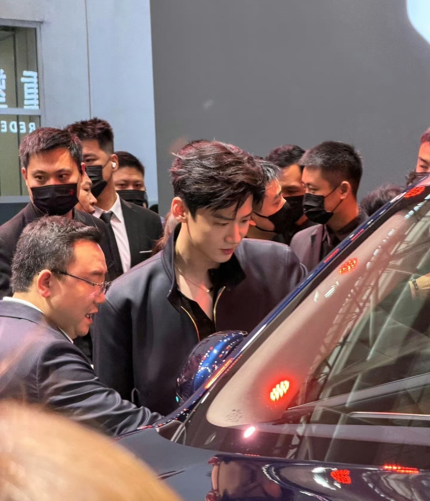 白敬亭现身北京车展问界展台吸引大批现场观众围观驻足，瞬间点燃全场氛围，成为车展当