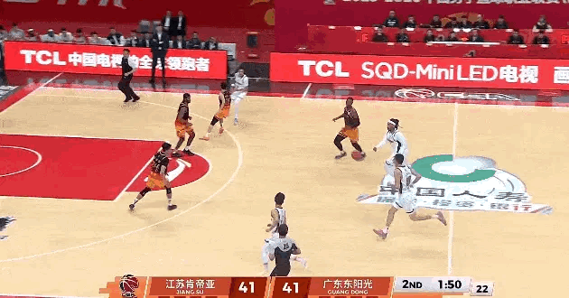 广东男篮上半场跟江苏男篮打成47平手，其实是有可取之处的。江苏男篮靠着庞峥麟的出
