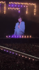 王源演唱会无水炮的原因 王源说秋天打水炮不太适合不少观众期待的水炮没有上线，王源