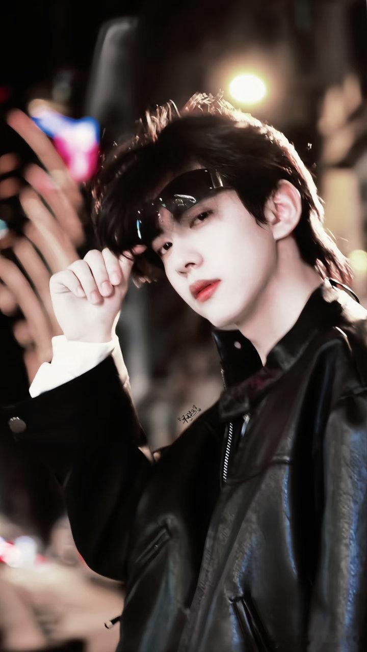 lxclxc 不经意见到你满眼温柔，只一瞬，便黯淡了天上的星