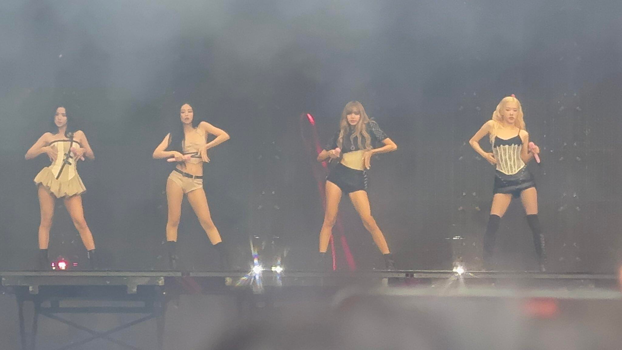 今天演唱会上的BLACKPINK ​​​