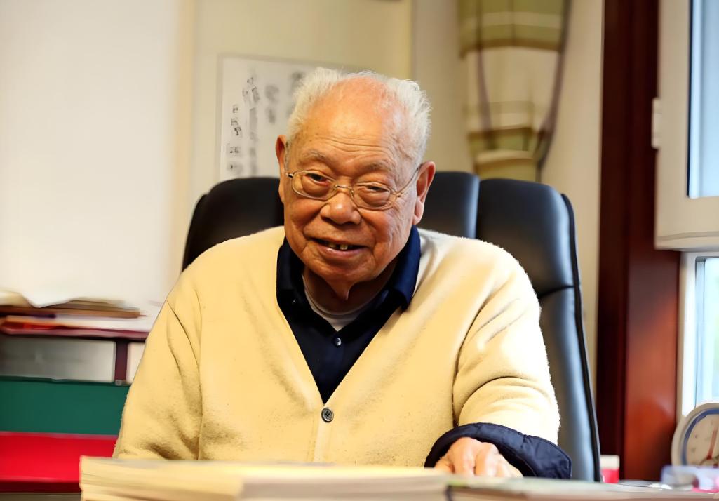 马识途近110岁时，曾为自己写下寥寥数语的挽联，上联是“乘鹤西去，不坠青云之志”