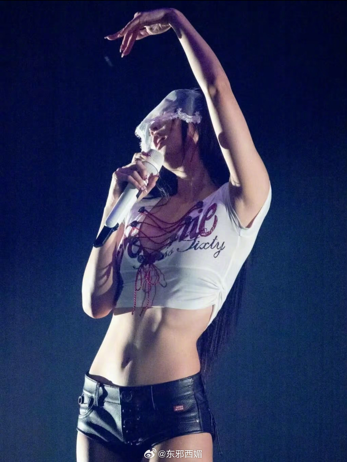 Jennie萌萌的脸下是超sexy的身材