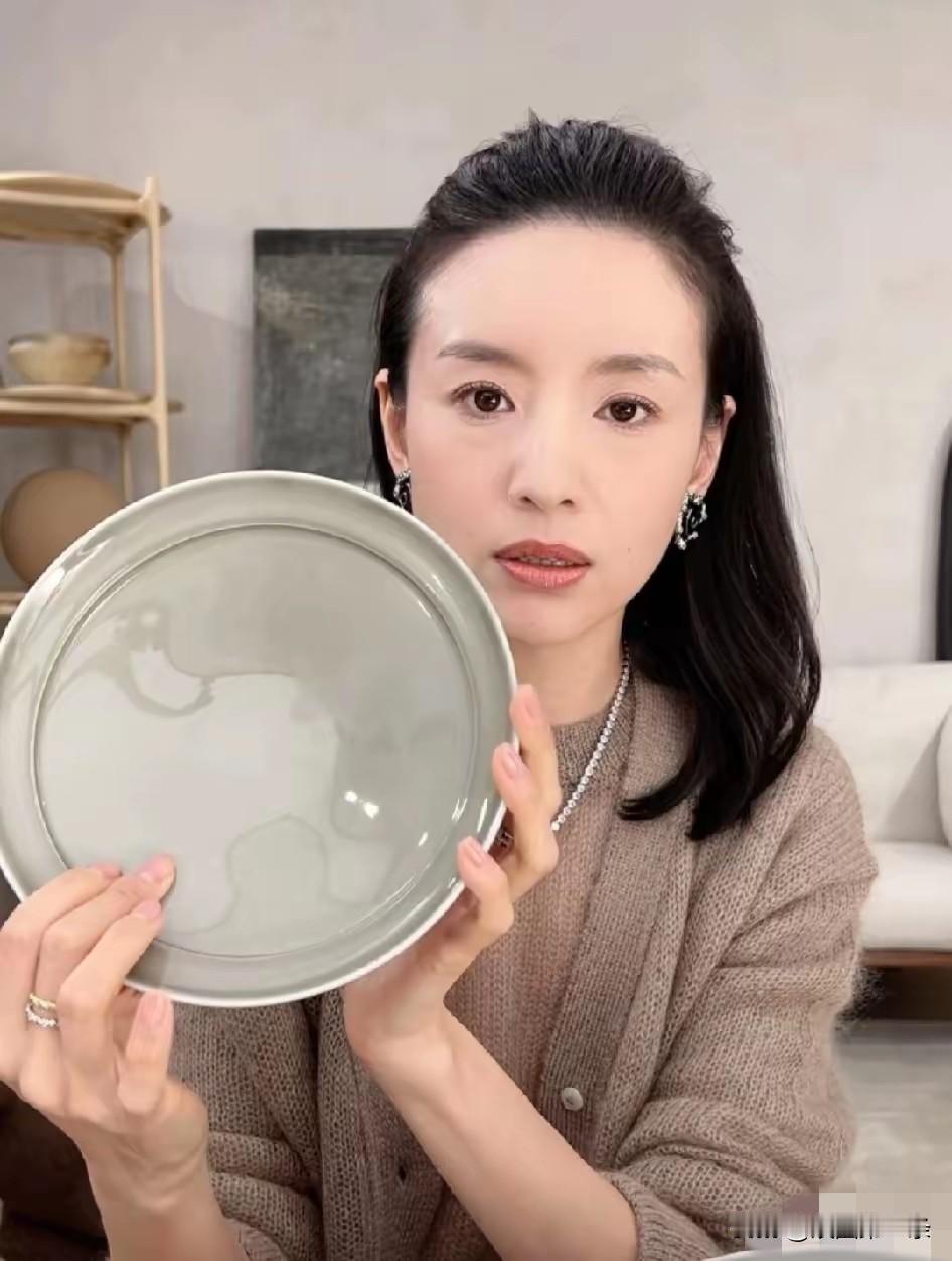 别人都在看盘子，我却被董洁的骨相吸引了，没错是头脸骨相，不只是五官好看，从额头到