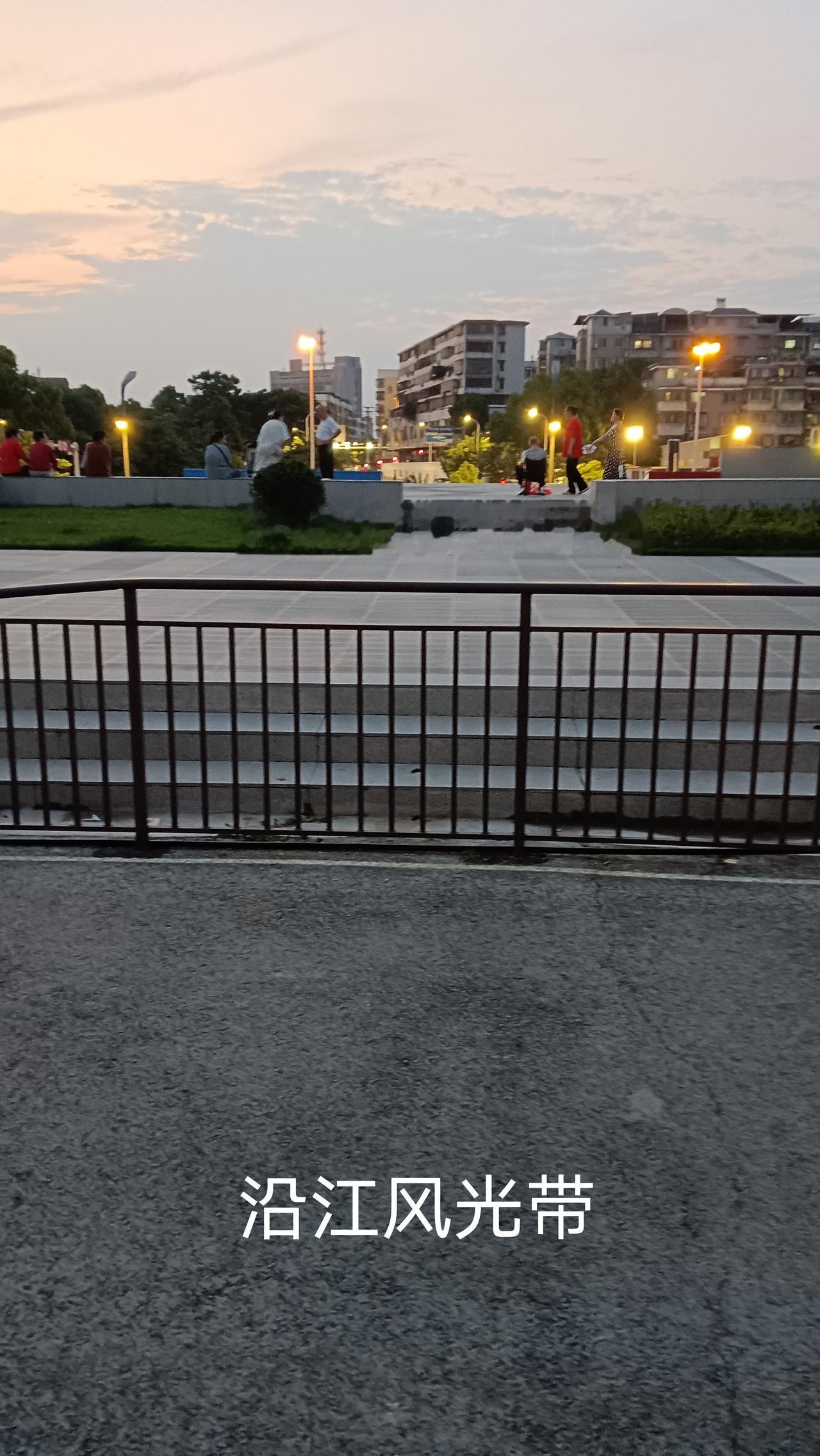 谁能够搞得清不？
湘潭16总仓门前码头已经修好了上沿江风光带的景观台，但是不知什