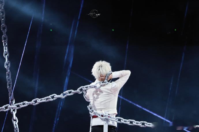 薛之谦抛话筒狂奔薛之谦抛话筒的神薛之谦抛话筒那一下帅到我心巴上了！动作干净利落毫