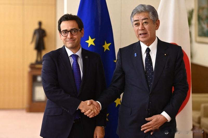 日本副外相国光文乃被要求引咎辞职 日本副外相国光文乃最近可真是闹得沸沸扬扬，都被