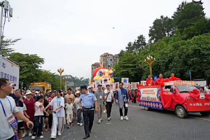 分龙非遗巡游嗨翻村BA远方游客打卡环江盛会，收获满满惊喜。村BA赛场热血拉满，赛