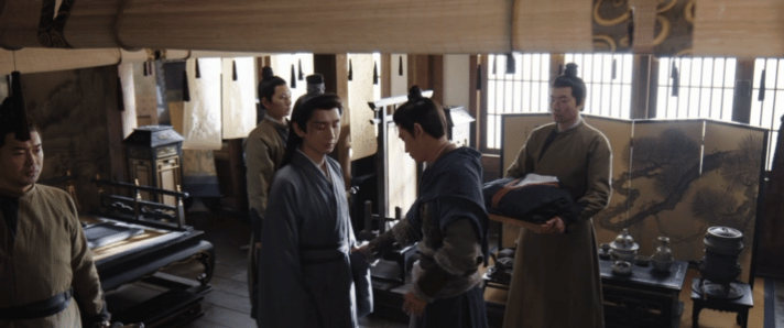 成毅谢淮安过安检也没查得这么细 苏长林这哪里是安检官，简直就是人形X光机！连谢淮