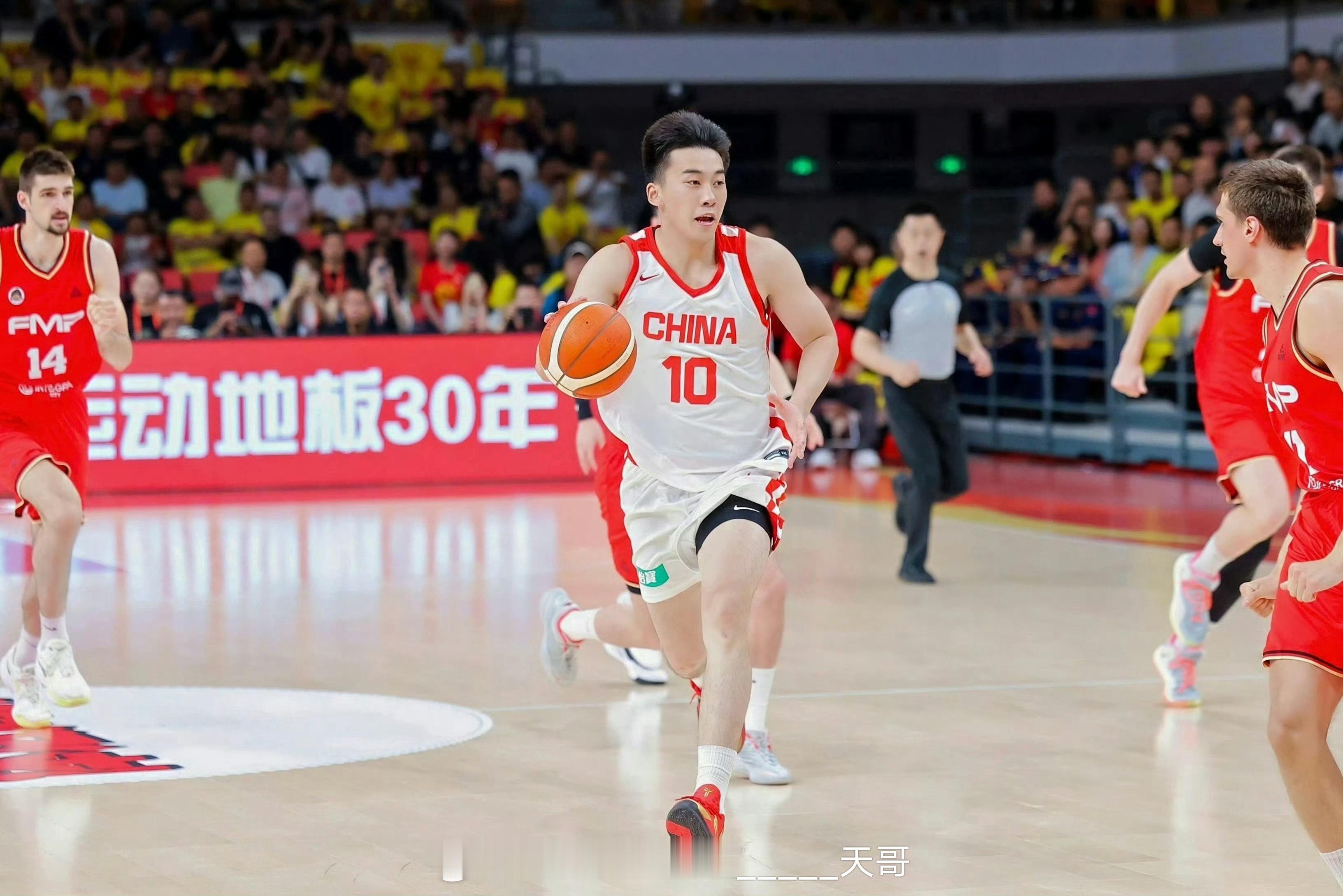 中国男篮vs塞尔维亚FMP王俊杰在这支中国男篮完全是越级球星般的存在。赵维伦虽然