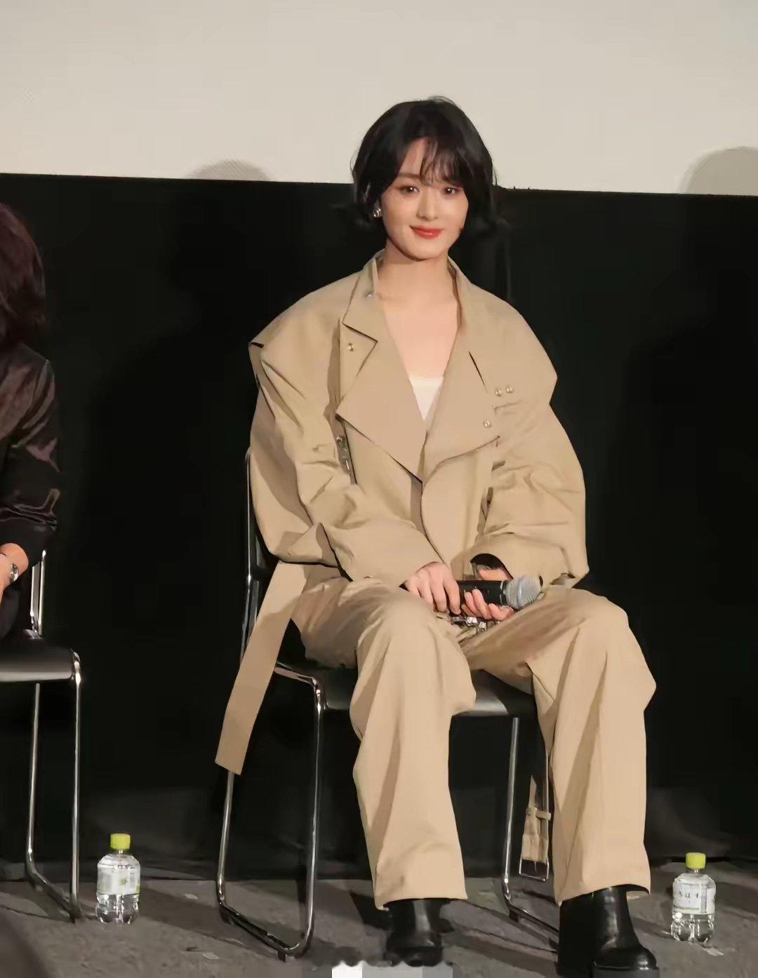 赵丽颖主打一个随性自然，不学美女二郎腿坐姿，没有矫揉造作，想怎么来就怎么来，现在