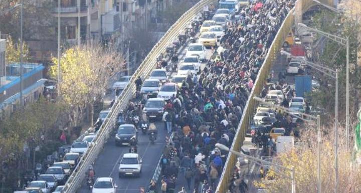 伊朗年末闹起大麻烦，不少地方的老百姓都没法安心过节，德黑兰的大市场里好多商铺都关