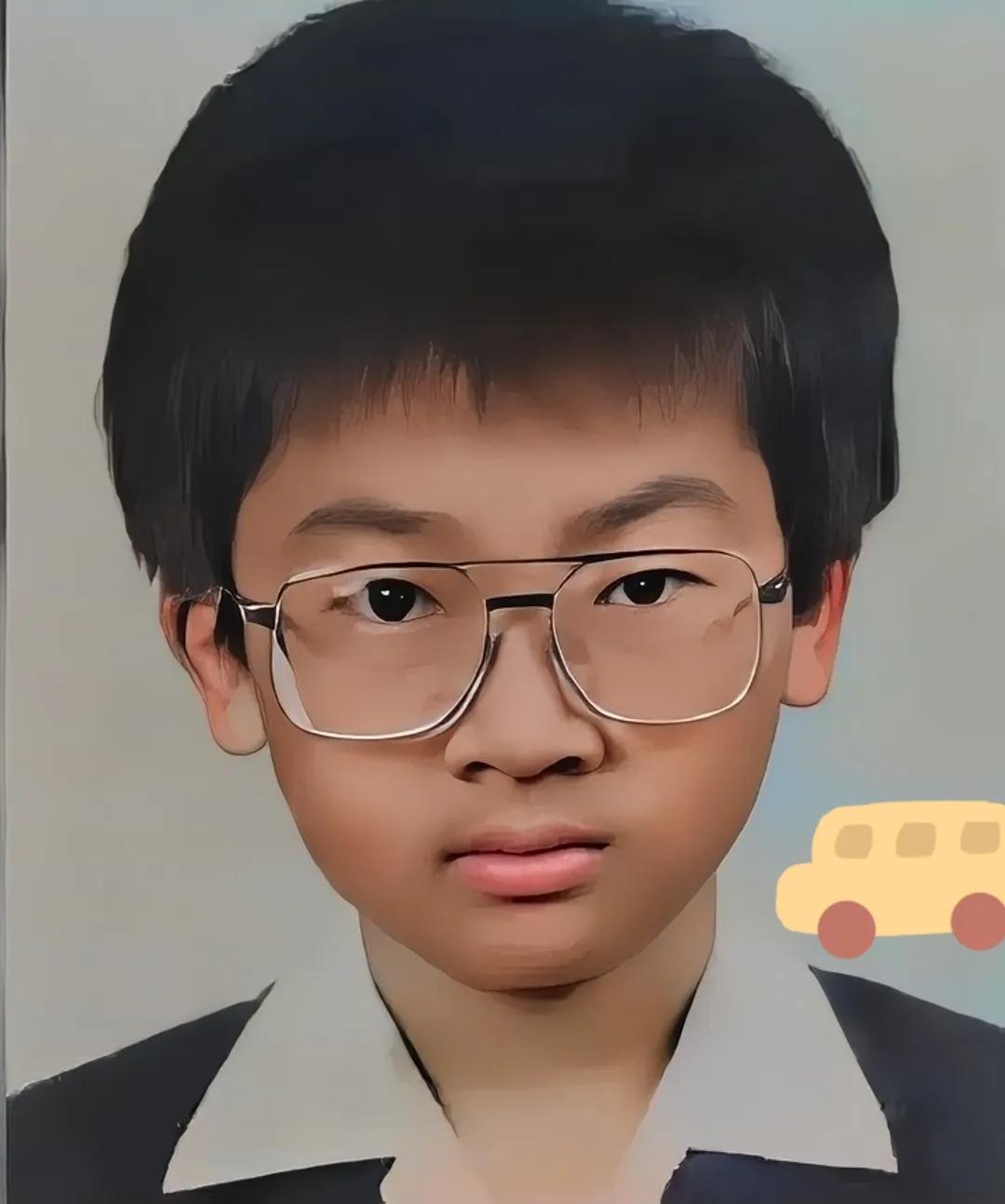 1980年，七岁的苏有朋，留下的一张照片，从镜头中我们可以看到，小时候的苏有朋黑