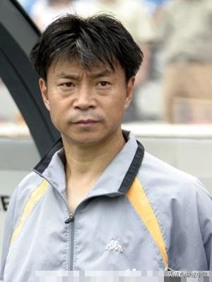 1990年秋天，中国足球队在北京亚运会上不敌泰国队，爆出大冷门，舆论一片哗然，高