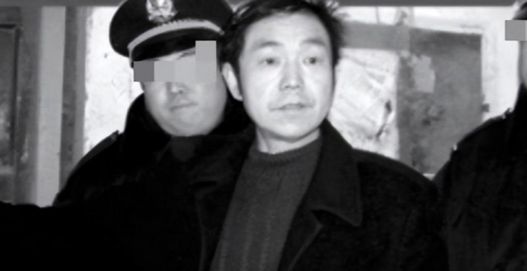 1998年，在西安某条偏僻的小巷里，一群染着黄毛的人正在殴打一个高中生，当高中生