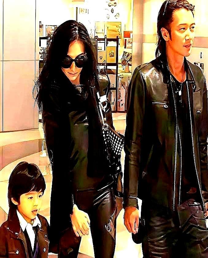 撑过全网风暴的婚姻，最后死在了鸡毛里。
 
2011年《无价之宝》剧组，张柏芝刚