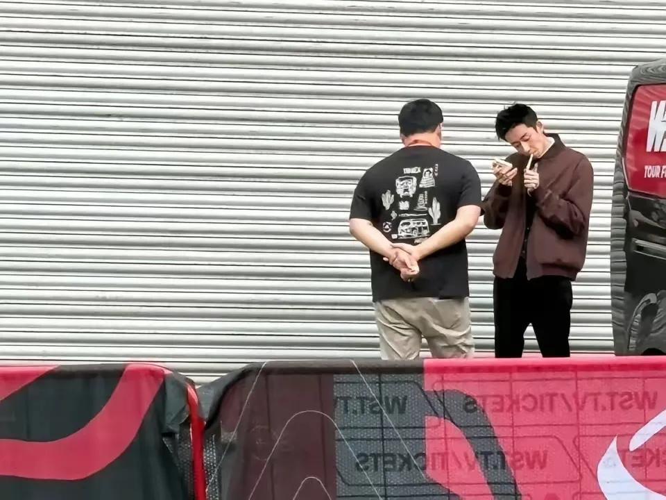 22岁吴宜泽在克鲁斯堡剧院后台门外抽烟的画面被曝，引发关注和热议！

必须承认，