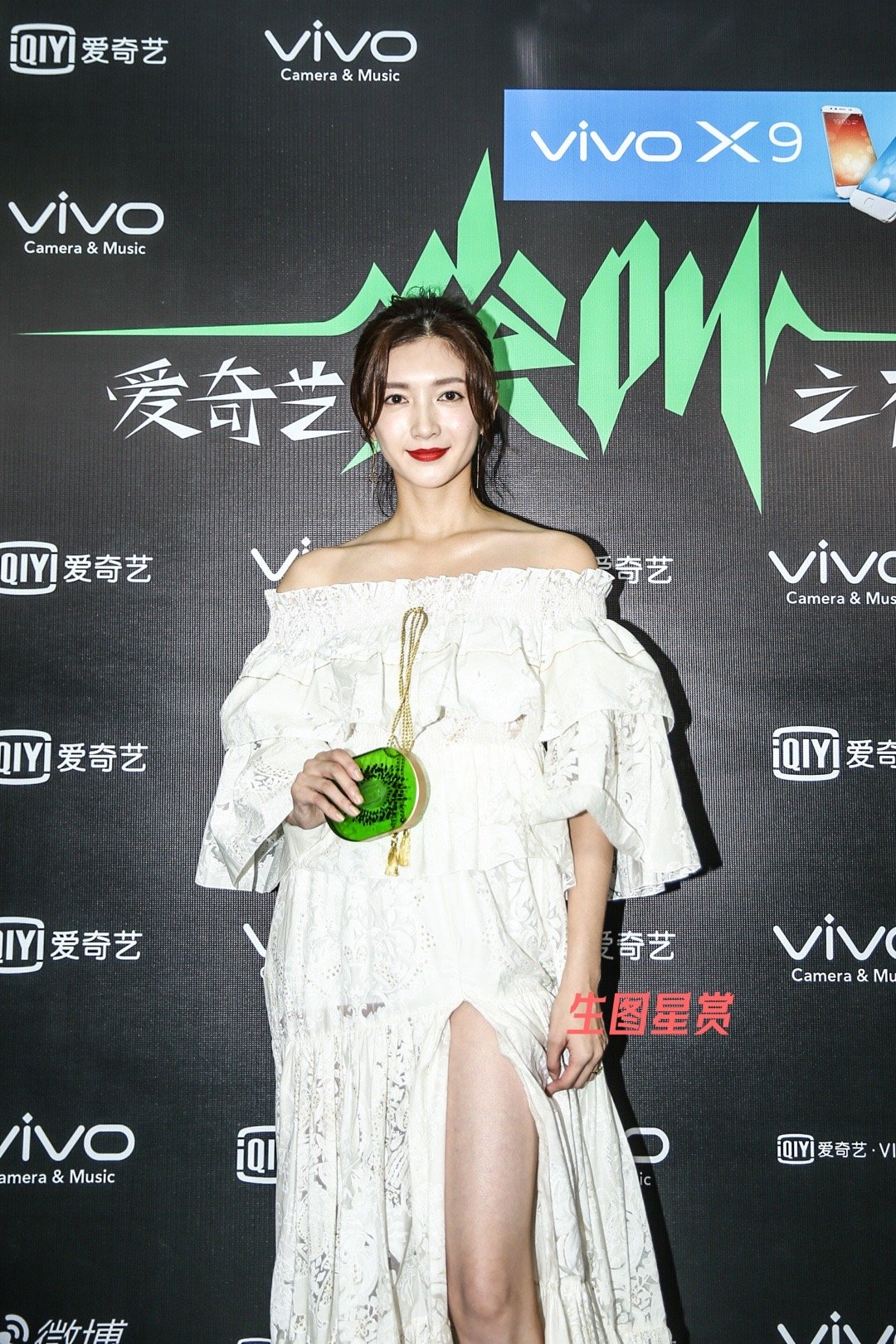 江疏影161203爱奇艺尖叫之夜，一袭白裙光彩照人🌟 ​​​