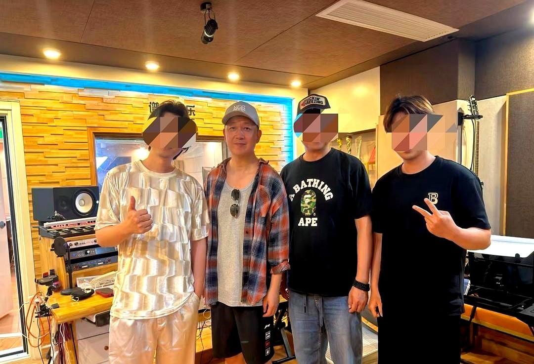 潘粤明在三亚一身松弛，敞怀格子衫配墨镜，整个人都“放飞”了。身材被热议，但他似乎