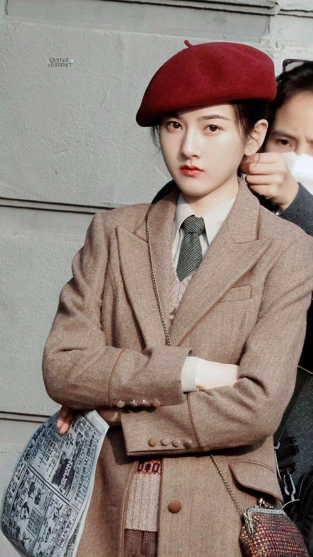 🌹卡其色人字纹西装+领带的搭配，既有民国知识分子的干练感，又通过贝雷帽和针织马