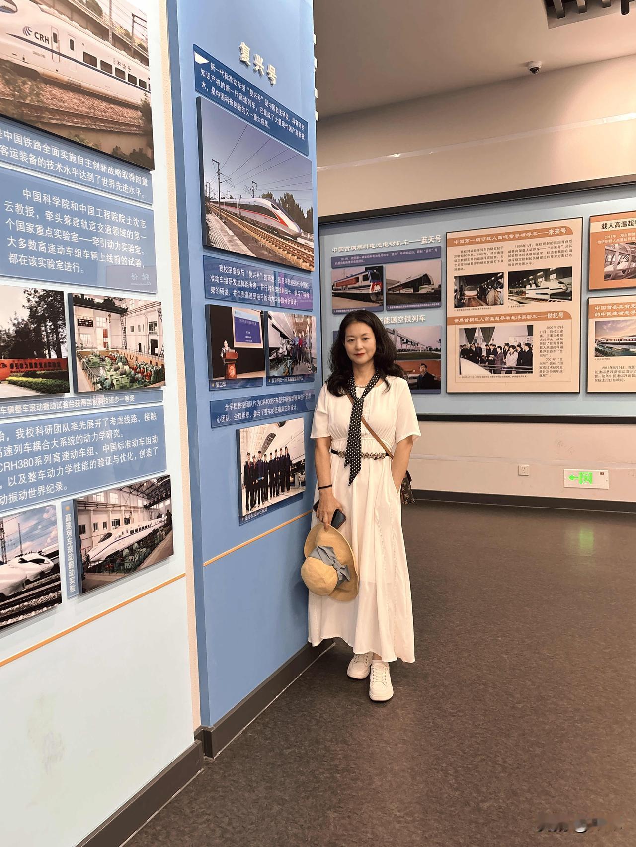 我就是以前都是高跟鞋，现在换厚底鞋了[捂脸]，因为身高不够，所以还是用鞋底把个高