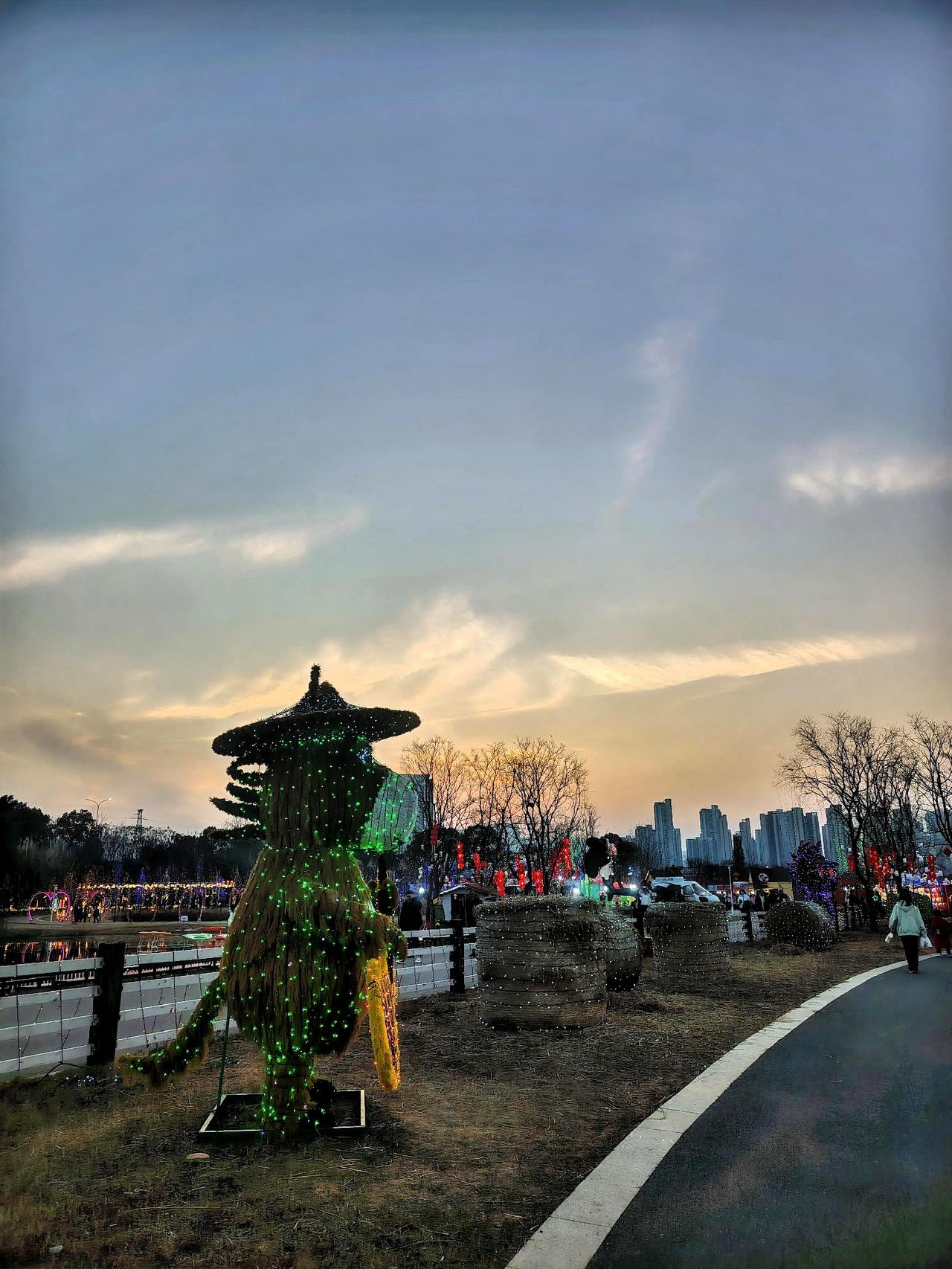 高低认知对比！

低认知的人认为家庭的基础是感情，

高认知的人认为家庭的基础是