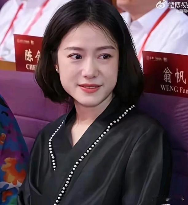 这才是真正的翁帆。
杨振宁先生走后，她主动搬出清华那栋大家熟知的“归根居”，住进
