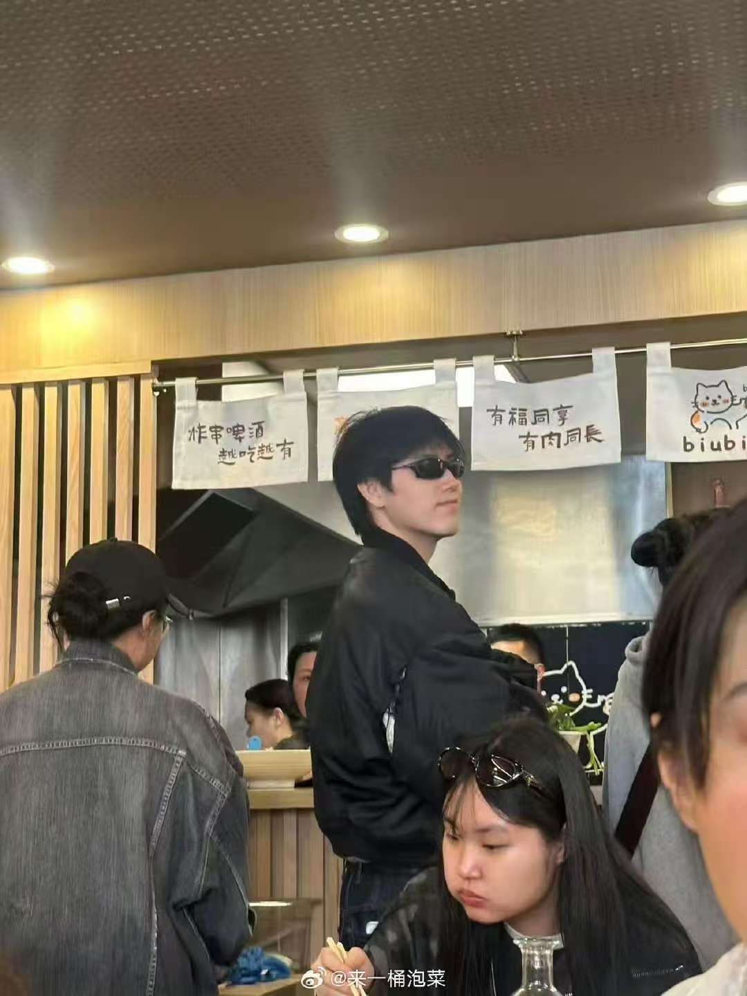 陈飞宇衣服破了陈飞宇又在巴黎吃麻辣烫了陈飞宇又在巴黎吃麻辣烫了 去年就吃今年还吃