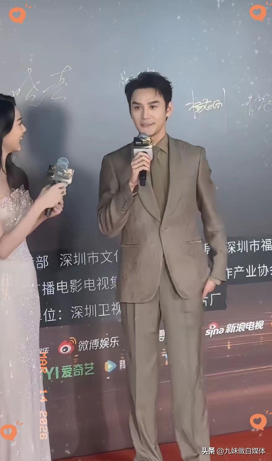 真的搞不懂王凯。
明明都已经是45岁的人了，
皮肤松弛，身材走样，发际线后移等等